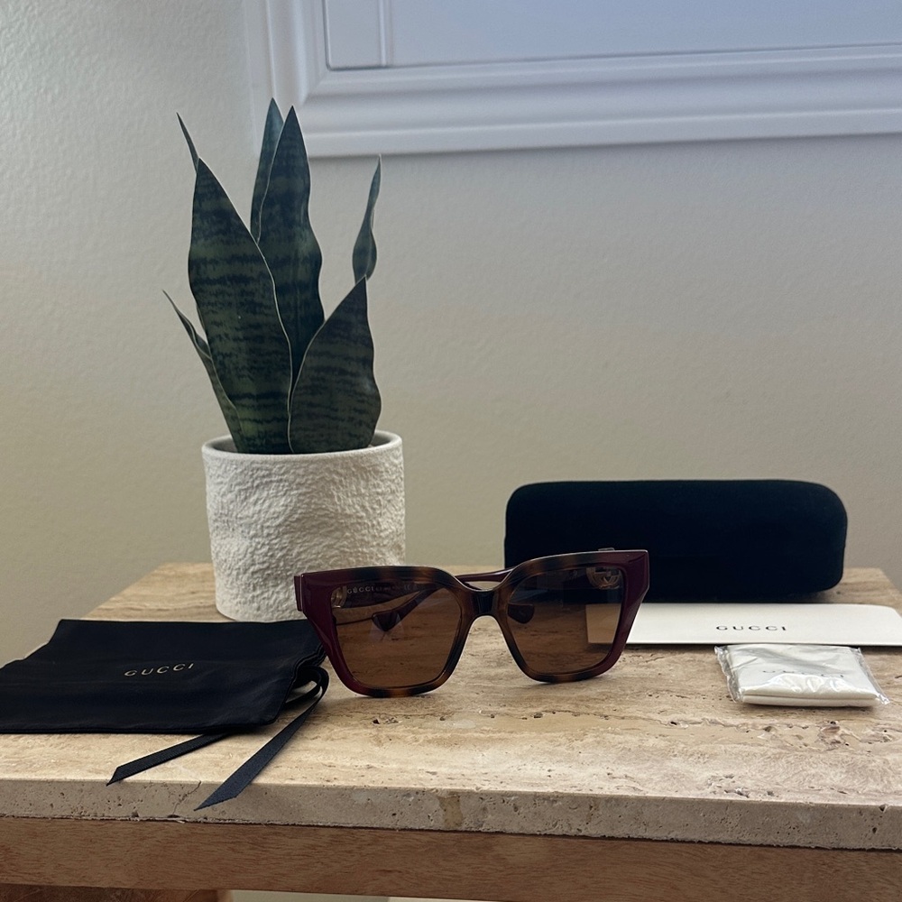 New Gucci Maroon Sunglasses with Accessories